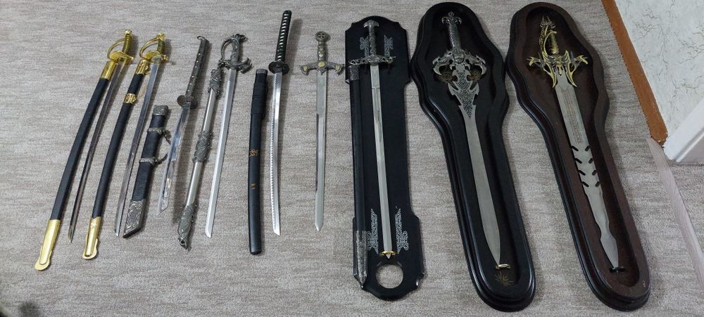 Продам мечь металлический, сувенирный.