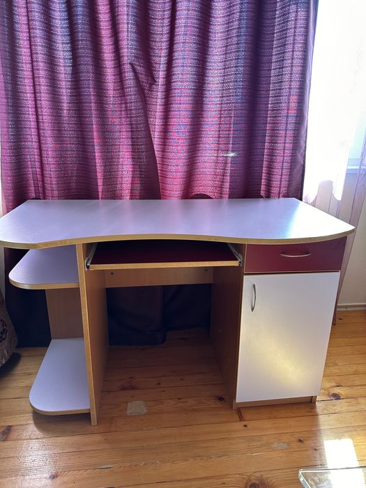 Компютърно бюро с шкаф и рафтове в отлично състояние
