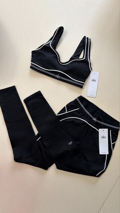 Set sport original Alo Yoga, mărimea S – negru cu detalii albe