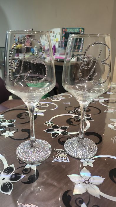 Чаша за вино с камъни и буква