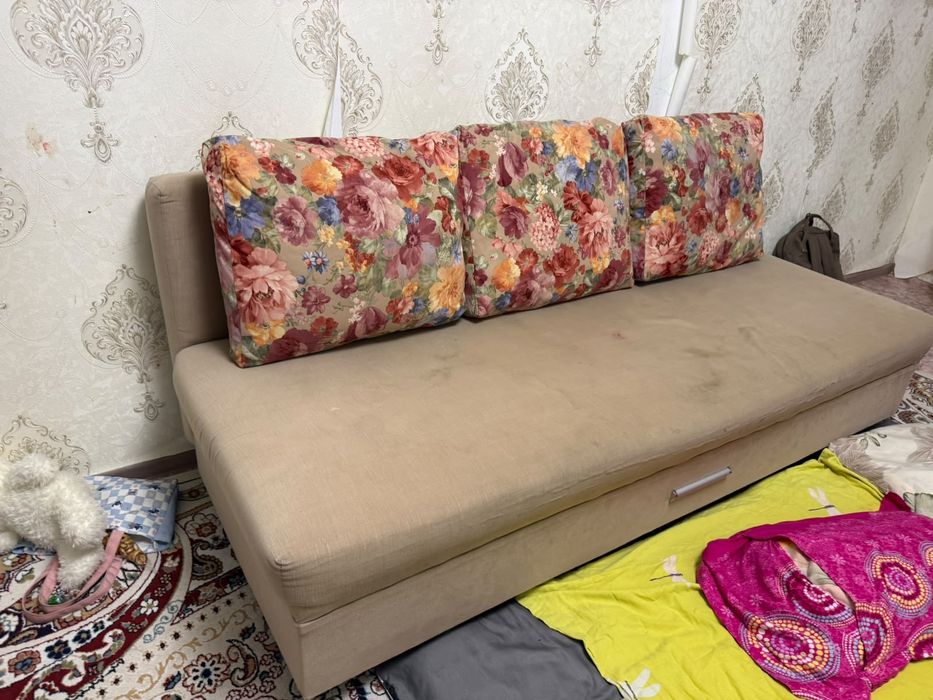 Продам Диван,люстры 3 штуки