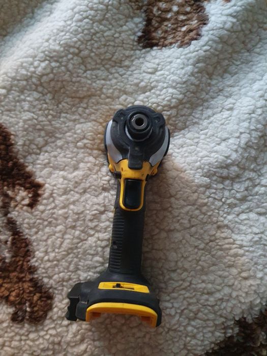 Продавам оригинални dewalt DCF850 използван малко работи перфектно