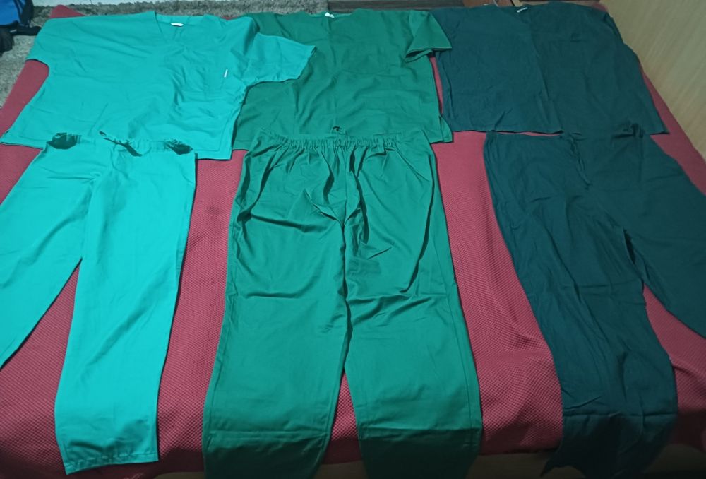 Vând halate medicale pentru doctori și asistente medicale compleuri bluzițe și pantaloni 50 Roni bucata trimit și in tara