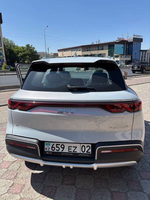 BYD Yuan UP 2026. Geely Emgrand 2025