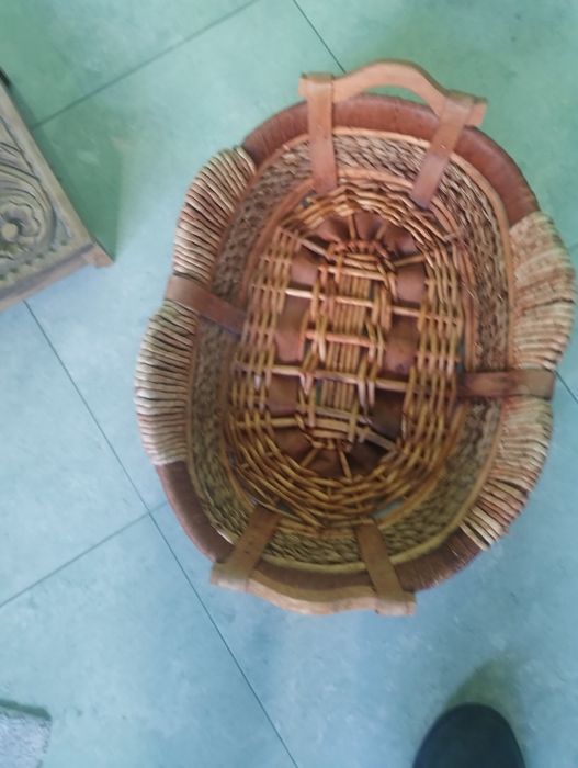Продавам две бижутерни кутии от дърво резба.