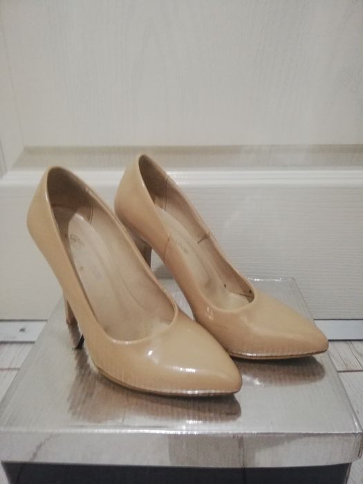 Pantofi stiletto bej