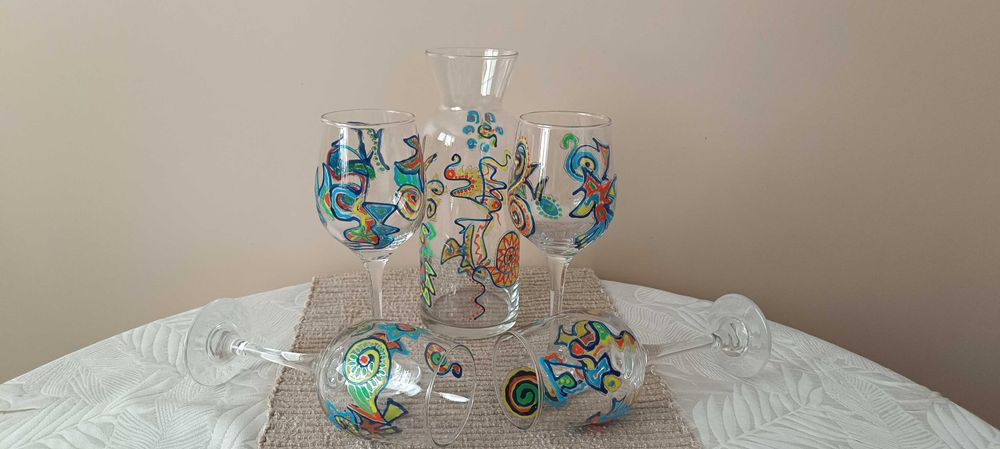 Сервиз от четири чаши за вино с гарафа.