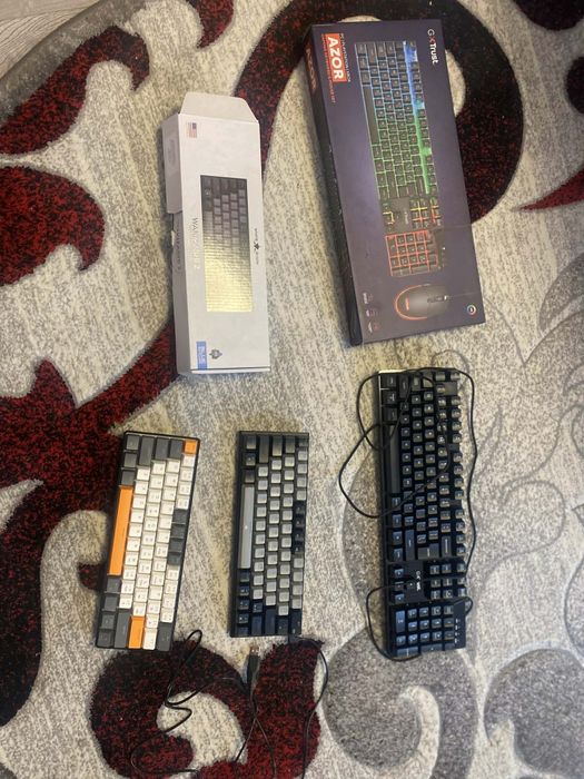 Vând 2 laptopuri 3 tastaturi mousepad mouse suport laptop