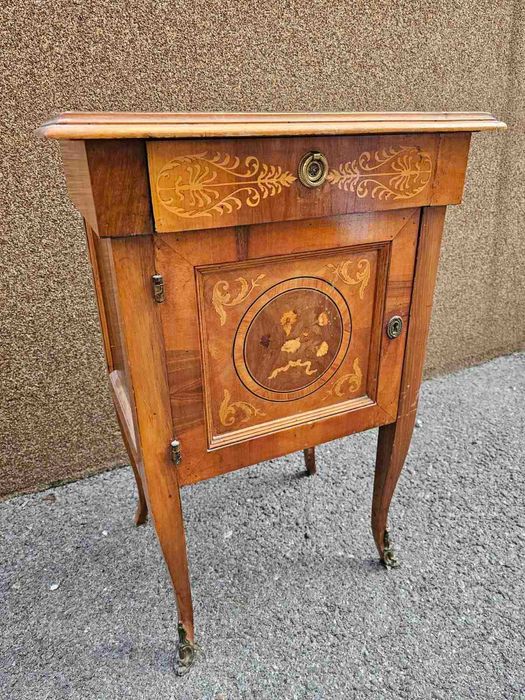 Шкафче с интарзия и обков от месинг