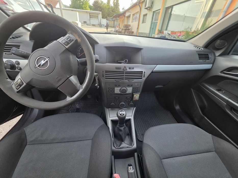 Opel Astra  черна