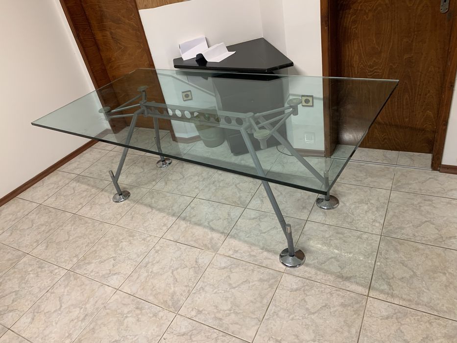 Маса със стъклен плот и алуминиева конструкция