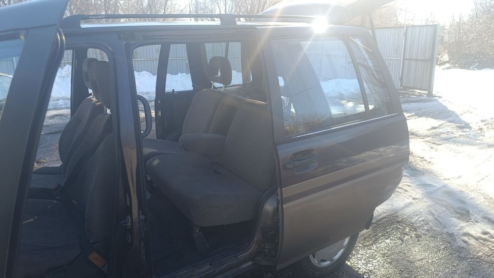 Продам машину Nisan prairie