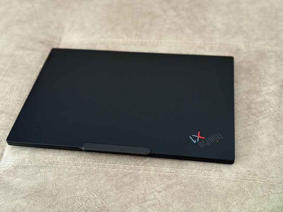 Lenovo X1 Carbon 13th Gen - Ultra 7 258V - 32 GB RAM - TouchScreen - 1 TB SSD - Garantie - Tastatura iluminata - Amprenta