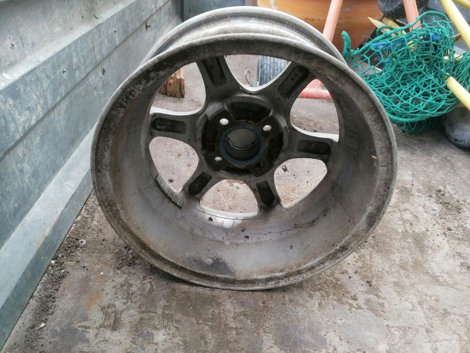 Jante aliaj R14 

Vând set jante aliaj R14, 4 prezoane.
Stare bună, urme normale de utilizare.
Fără anvelope.