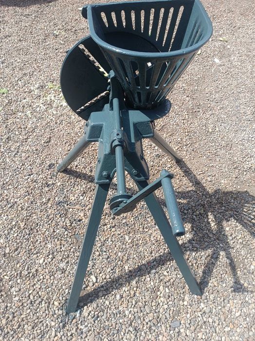 Masina de tocat sfecla furajer .