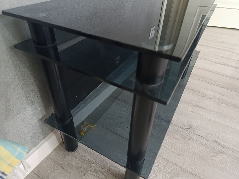 Продам тумбу под тв стекло