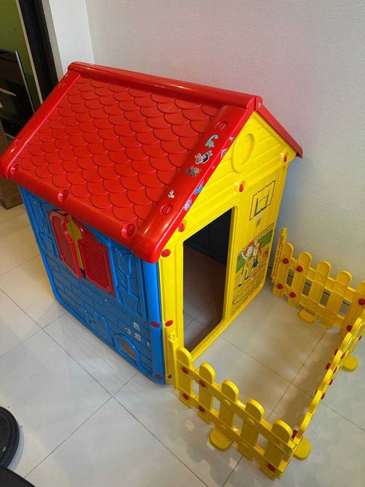 Детска къщичка DOLU My First House с ограда – пълен комплект