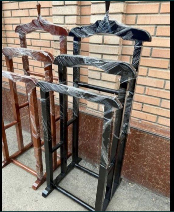 Доставка бесплатная. Вешалка желательмен деревянная.