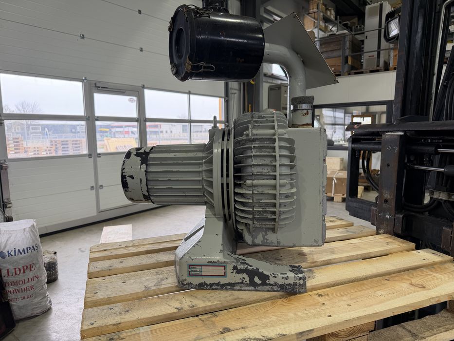 Вакуум помпа тип въздуходувка 4 кВ