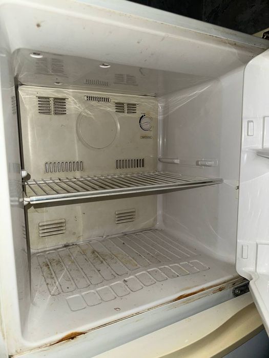 Холодильник старый