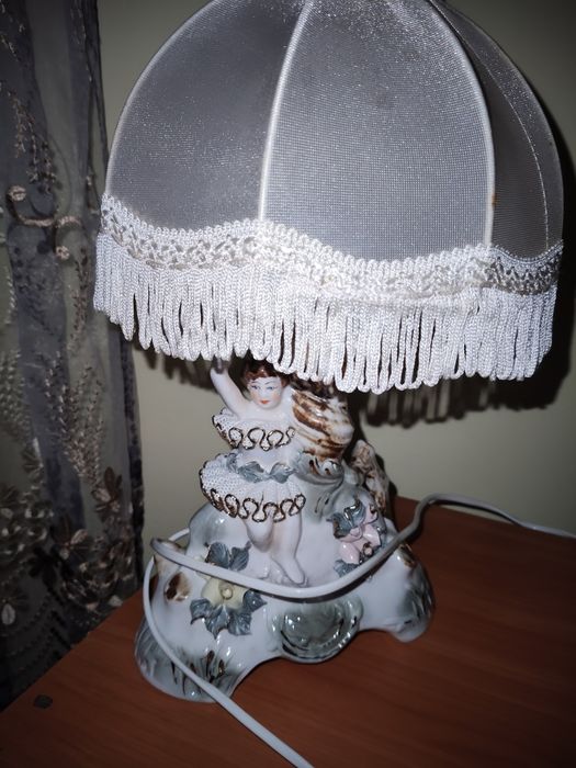 Lampă decorativă din porțelan, model elegant cu figură și abajur texti