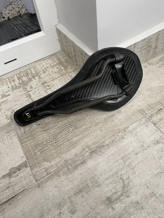 Продавам изцяло карбонова седалка fizik fi’zi:k carbon