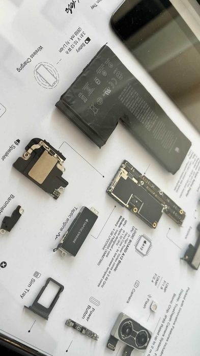 Декоративна рамка iPhone XS teardown / dismantled frame art