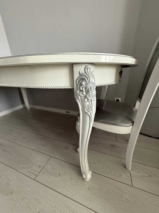 Продается стол и стулья в комплекте