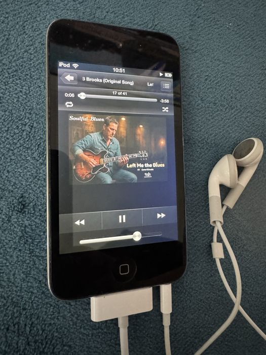 Vand Ipod Touch 4 , in conditii excelente .