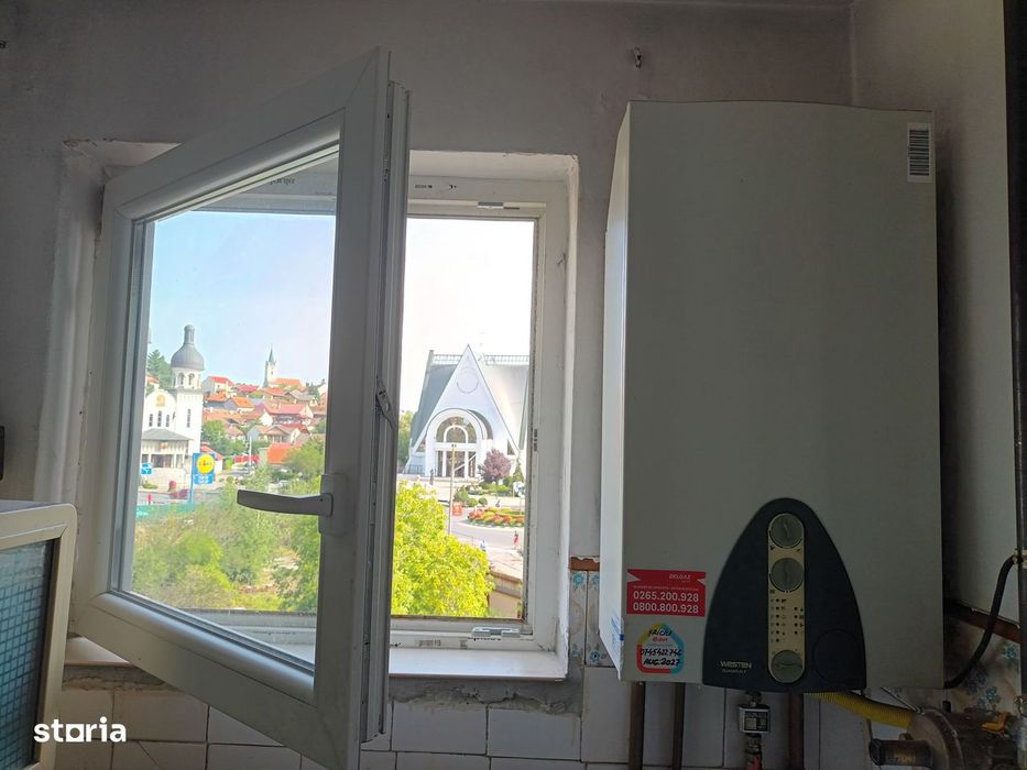 VÂND ap. 2 camere, decomandat, centrală, balcon, termopane, ușă nouă — fotografia 3