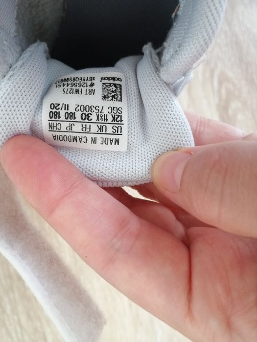 Маратонки Adidas номер 30