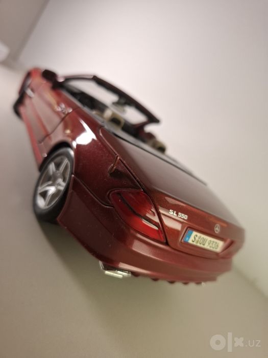 Коллекционная модель Mercedes-Benz SL550 от бренда "Maisto"