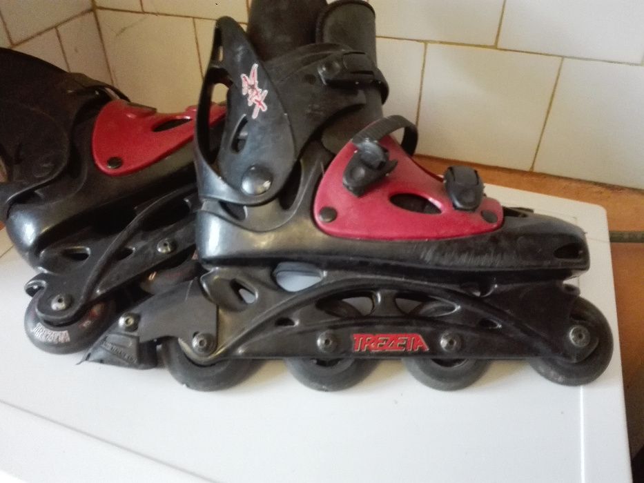 Фотоапарат AGFA , италиянски ролери и ветроупорен фенер.