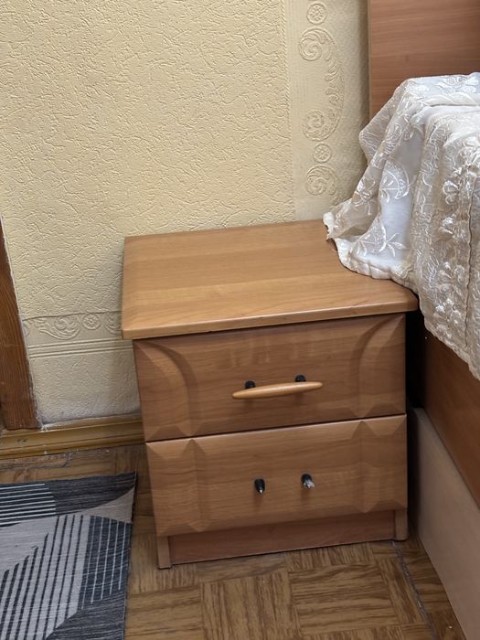 Срочно продам кровать и две тумбочки