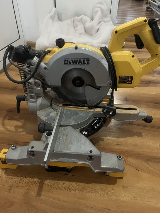 Настолен циркуляр Dewalt DW 777