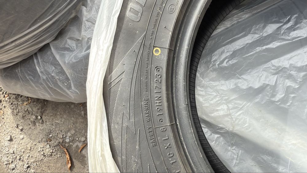 Продам шины toyo r17 65/235