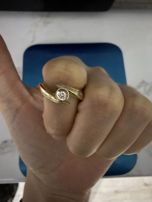 Золотое кольцо с бриллиантом