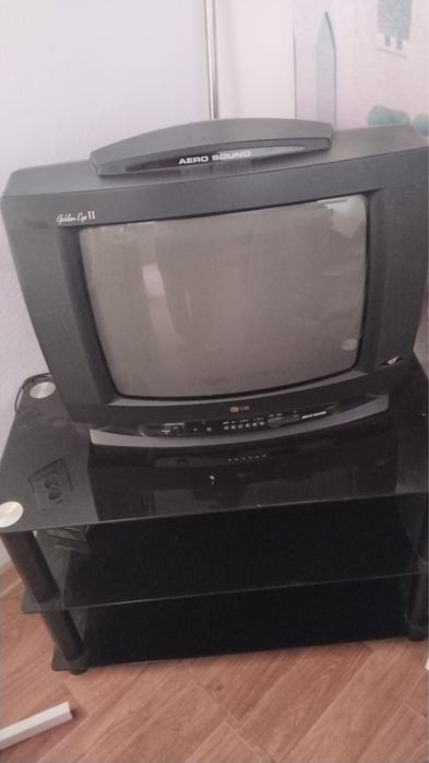 Продам телевизор с подставкой