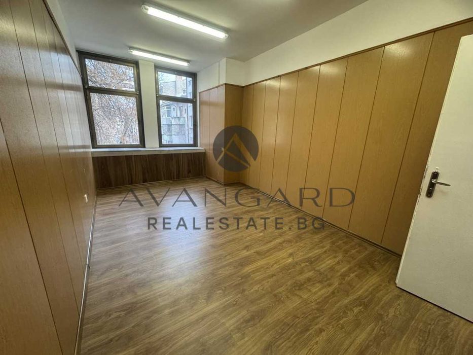 Дава се под наем Офис в Пловдив, Център - 180 кв.м за 720 € - Снимка #1