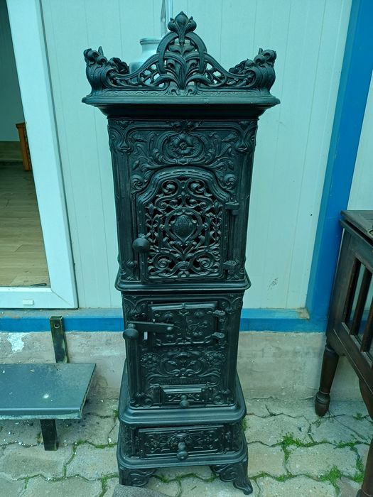 Sobă din fontă veche pe lemne