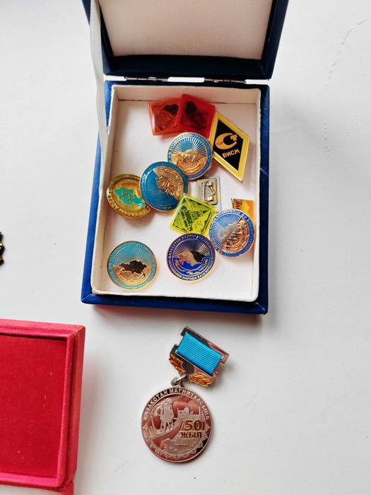 Настольные планкетки значки