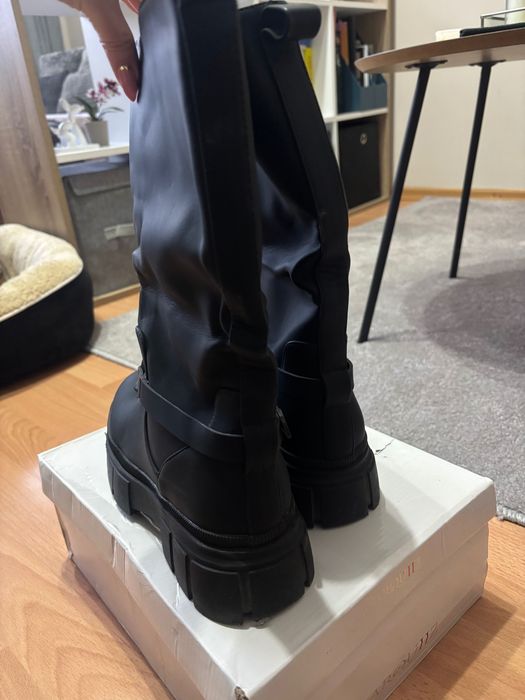 Боти с верижка черни