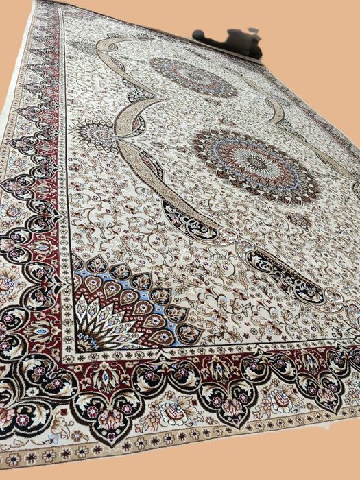 Qolin gilam sotiladi