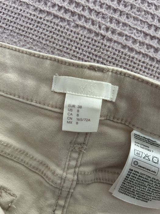 Къси панталони в цвят бежово