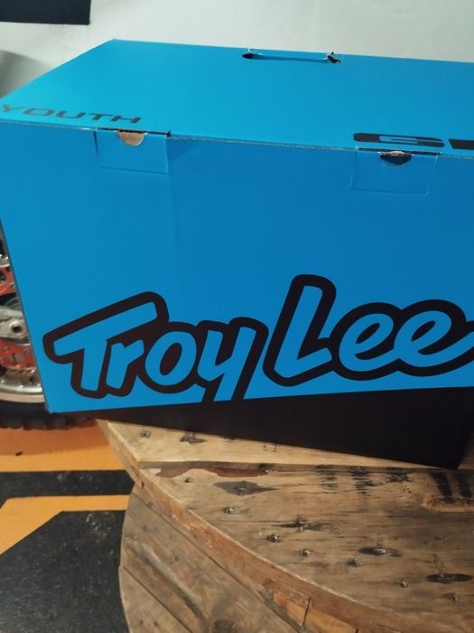 Troy lee каска youth gp размер 50-51 YM