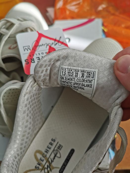 Продам новые кроссовки SKECHERS