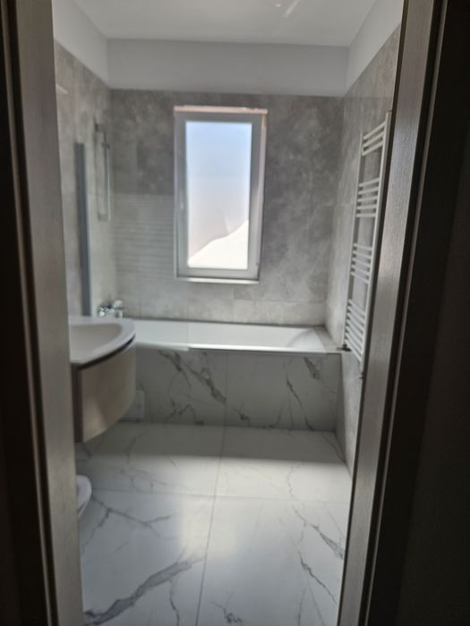 Închiriez apartament 3 camere cu terasa și curte