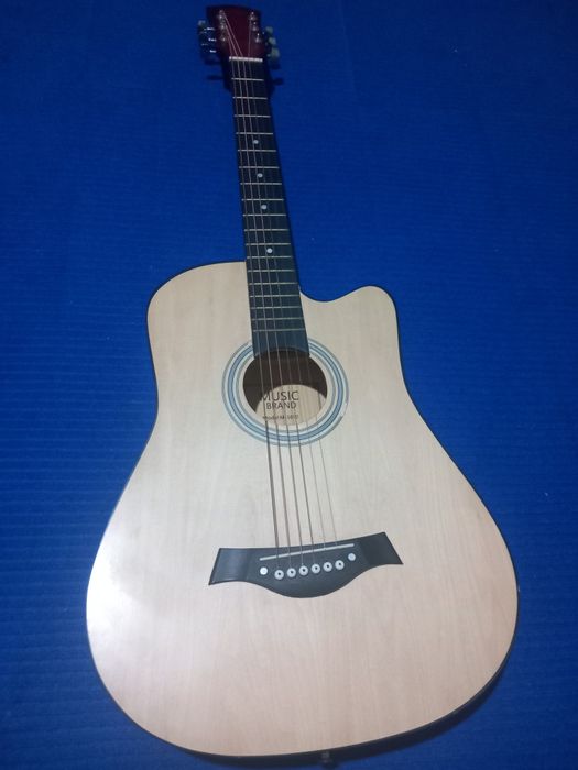 Akustik gitara sotiladi.Haqiqiy Indoneziyaniki.