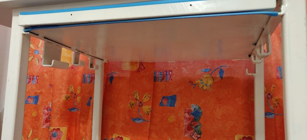 Masa robusta și stabilă,de metal, cu sertar încăpător