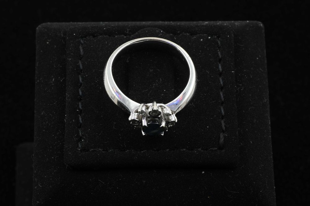 Златен Пръстен Бяло Злато 750 (18к) Сапфир и 8 диаманта, размер 48